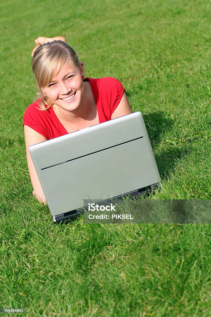 Menina usando computador portátil ao ar livre - Royalty-free Acessibilidade Foto de stock
