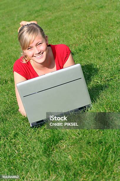 Menina Usando Computador Portátil Ao Ar Livre - Fotografias de stock e mais imagens de Acessibilidade - Acessibilidade, Adolescente, Adulto