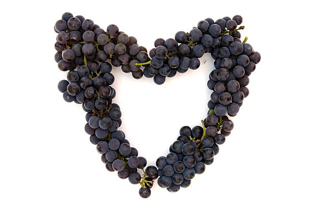 traube herz - grape heart shape fruit bunch stock-fotos und bilder
