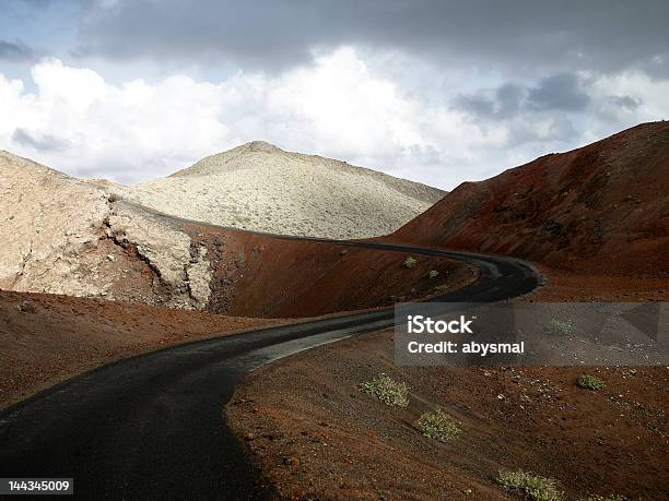 Photo libre de droit de Paysage Du Parc National De Timanfaya banque d'images et plus d'images libres de droit de Blanc - Blanc, Couleur et motif du pelage, Courbe