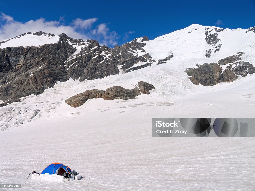 キャンプで氷河 - よじ登るのロイヤリティフリーストックフォト