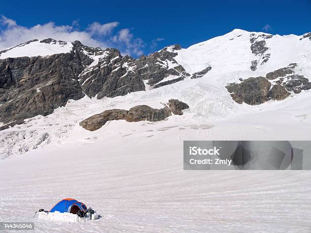 Foto de Acampamento Na Glacier e mais fotos de stock de Acampar - Acampar, Alpes europeus, Alto - Descrição Geral