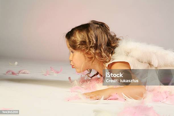 Little Ángel Foto de stock y más banco de imágenes de Niño pre-escolar - Niño pre-escolar, Pluma de ave, Soplar