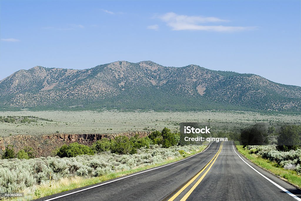 Zweispurige Straße flachen Wüste in Richtung Bergen, New Mexico - Lizenzfrei Fernverkehr Stock-Foto