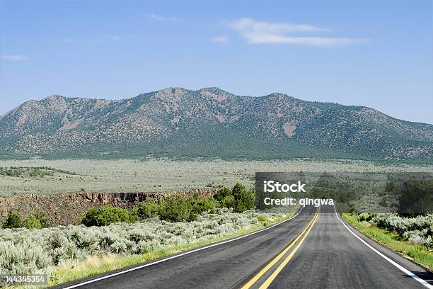 Zweispurige Straße Flachen Wüste In Richtung Bergen New Mexico Stockfoto und mehr Bilder von Fernverkehr