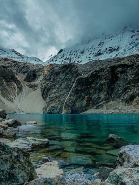 曇りの日の湖69の美しい景色、ワラス、アンカシュ地方、ペルー - huaraz ストックフォトと画像