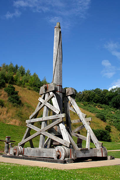 осада машина - trebuchet стоковые фото и изображения