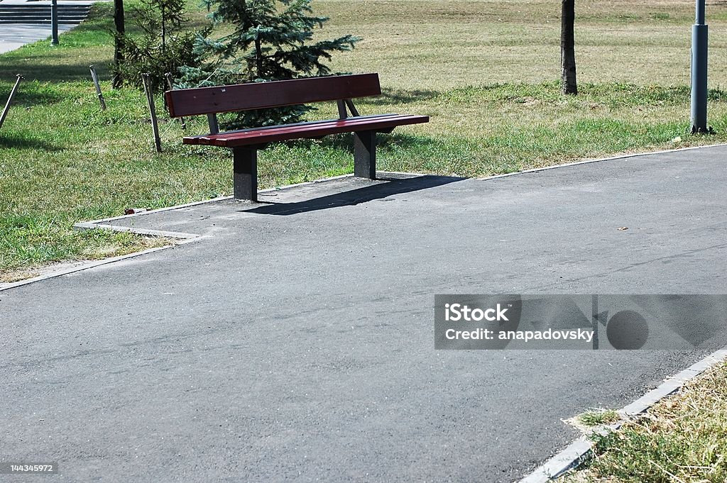 Panchina in un parco - Foto stock royalty-free di Abete