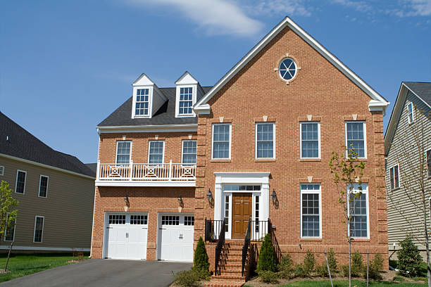 新しいレンガフェイスシングル家族の家メリーランド郊外、米国 - driveway colonial style house residential structure ストックフォトと画像