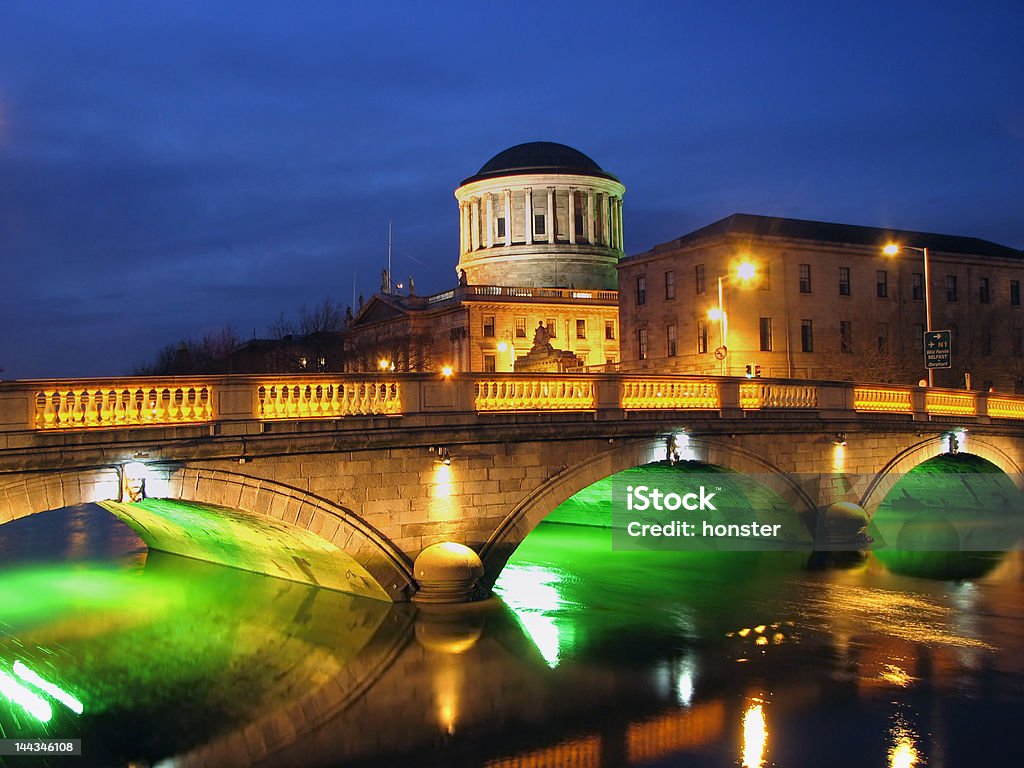 Dublin quatro quadras e ponte à noite - Foto de stock de Dublin - República da Irlanda royalty-free