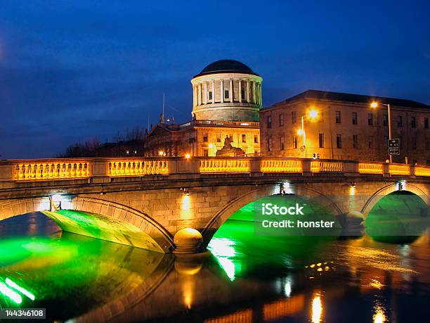 Foto de Dublin Quatro Quadras E Ponte À Noite e mais fotos de stock de Dublin - República da Irlanda - Dublin - República da Irlanda, Ponte, Verde - Descrição de Cor