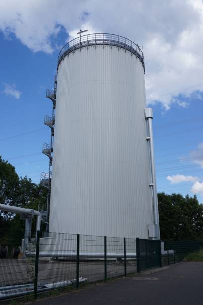 un serbatoio di accumulo per il teleriscaldamento in una centrale elettrica a carbone. - buffer storage foto e immagini stock