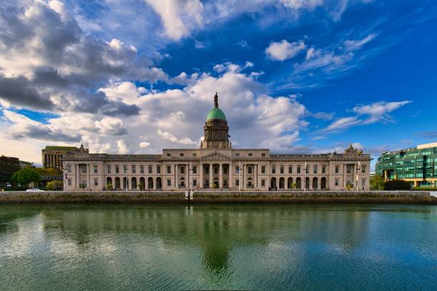 bela foto da alfândega (ensine um chustaim) em dublin, irlanda - dublin ireland custom house famous place republic of ireland - fotografias e filmes do acervo