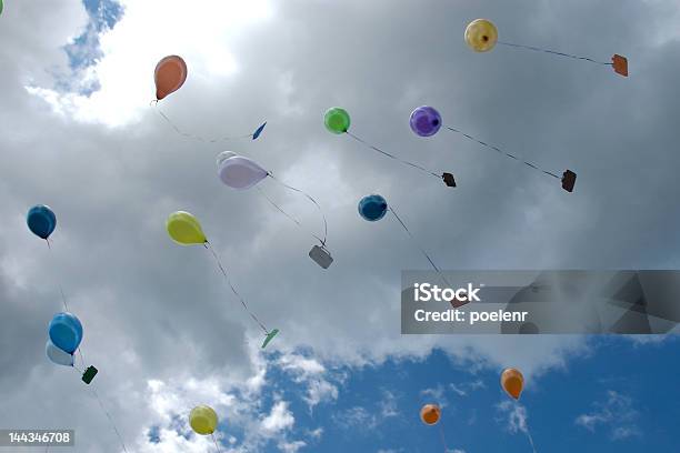 Balões Coloridos Crescendo No Céu - Fotografias de stock e mais imagens de Balão - Enfeite - Balão - Enfeite, Soltar, Aventura