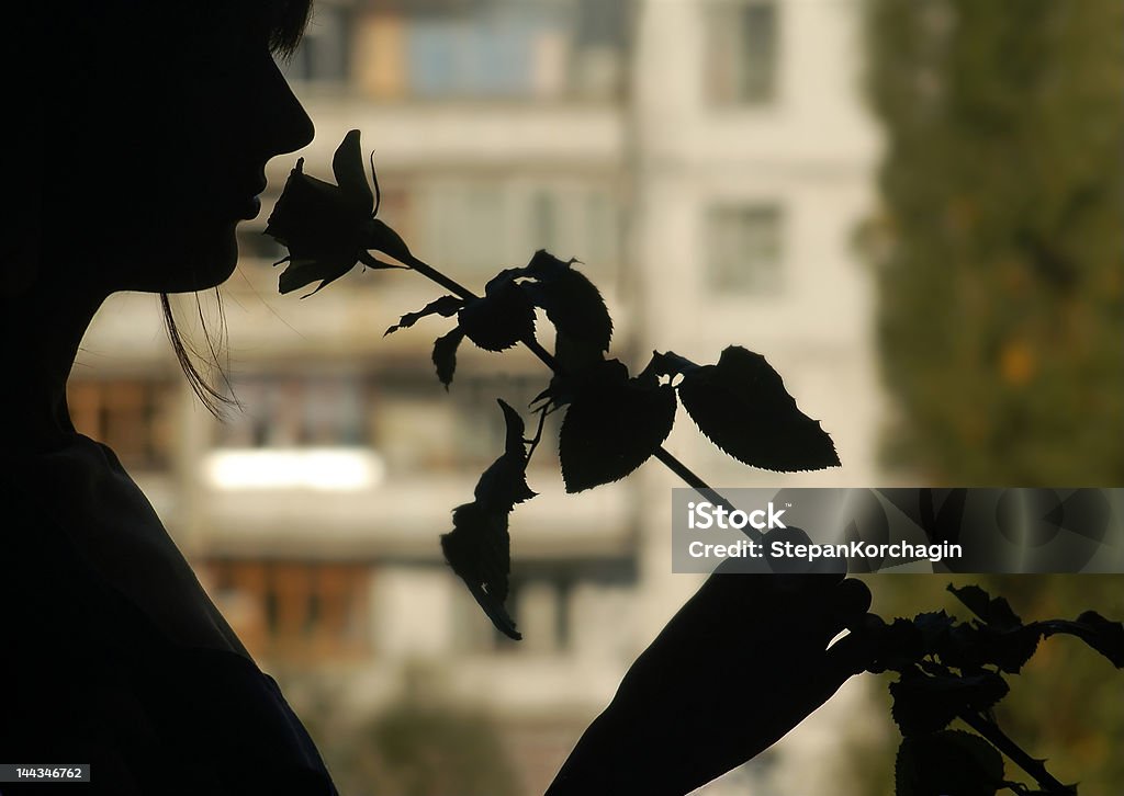 Silhueta de uma jovem mulher atraente com flor - Foto de stock de Abstrato royalty-free