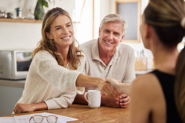 aperto de mão, seguro de vida e casal sênior com advogado para contas de impostos hipotecários, propriedade e investimento financeiro. finanças, herança e mulher idosa apertando a mão de corretor de imóveis para um negócio bem-sucedido - business handshake meeting human hand - fotografias e filmes do acervo