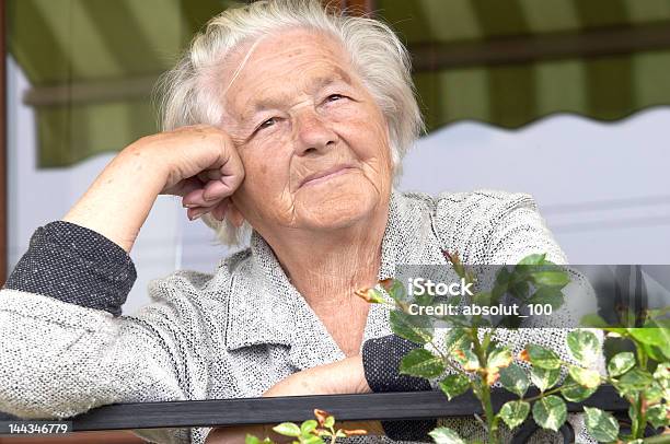 Donna Anziana - Fotografie stock e altre immagini di Terza età - Terza età, Portico, 70-79 anni