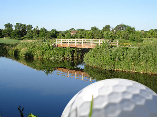 Bola de golfe Bridge - foto de acervo