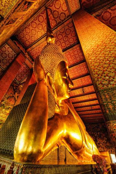 famosa statua dorata del buddha sdraiato nel tempio buddista a wat pho a bangkok tailandia - wat pho foto e immagini stock