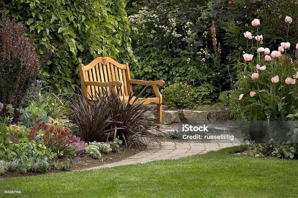 Garten-Bank - Lizenzfrei Gartenweg Stock-Foto