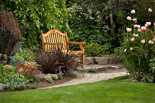 庭園ベンチ - formal garden garden path bench flower ストックフォトと画像