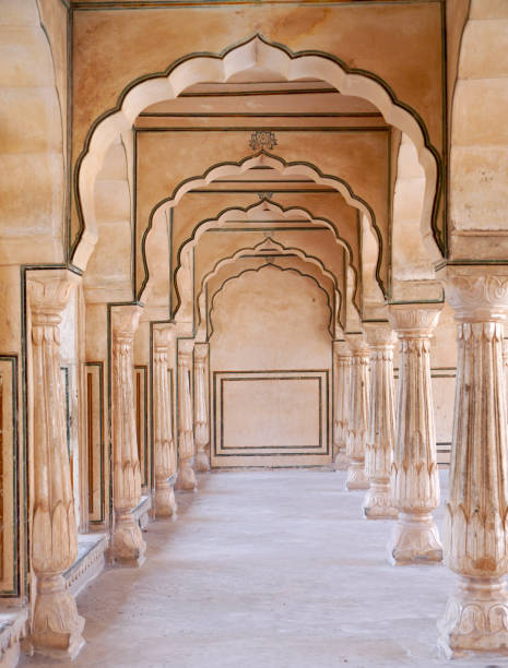 인도 자이푸르의 앰버 팰리스에 있는 거울의 전당(sheesh mahal)에 아치형 기둥이 있는 콜로네이드 통로. - jaipur amber fort column amber palace 뉴스 사진 이미지