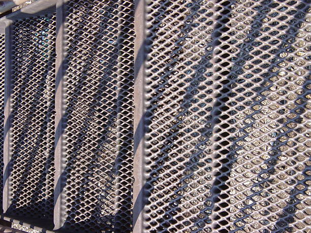 metalowe siatki schody i geometryczny wzór shadow - crisscross steps staircase metal zdjęcia i obrazy z banku zdjęć