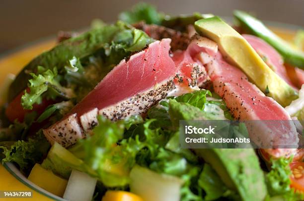Foto de Atum Tostado Em Salada e mais fotos de stock de Abacate - Abacate, Alface, Alimentação Não-saudável