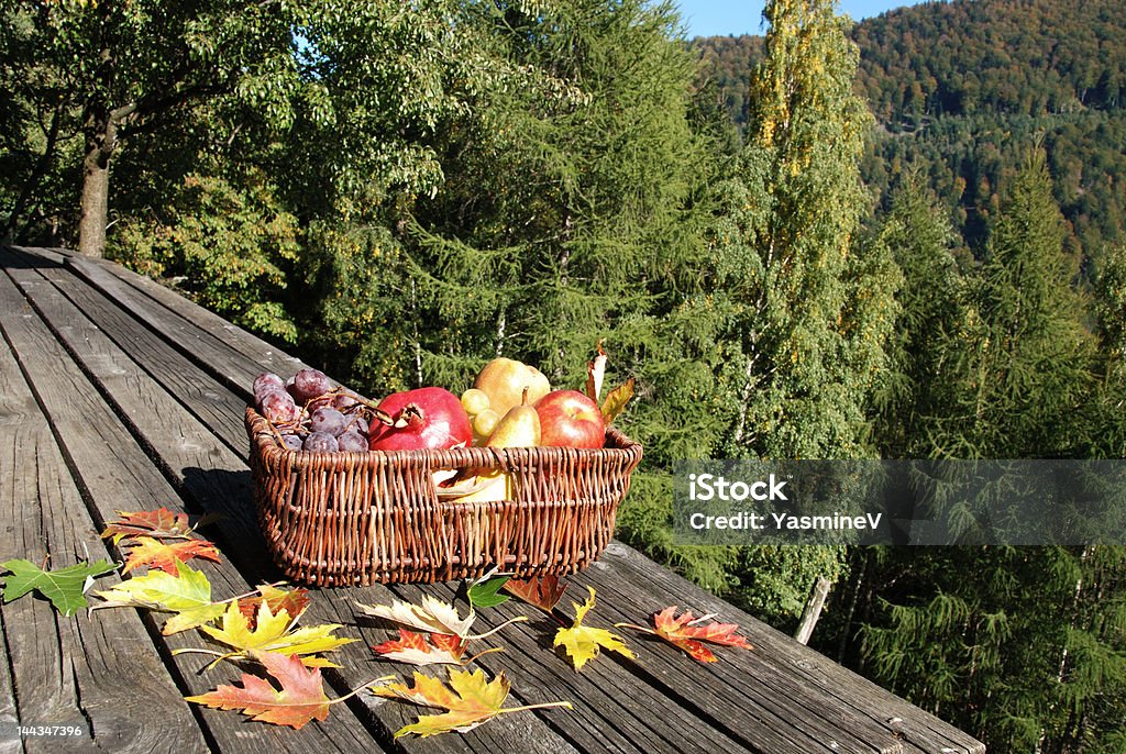 Frutta fresca nel cestino - Foto stock royalty-free di Ambientazione esterna