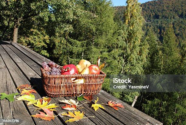 Frutta Fresca Nel Cestino - Fotografie stock e altre immagini di Ambientazione esterna - Ambientazione esterna, Assaggiare, Autunno