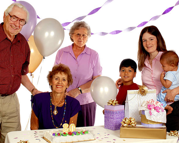 80 년 이상의 역사를 - long life cake birthday cake grandparent 뉴스 사진 이미지