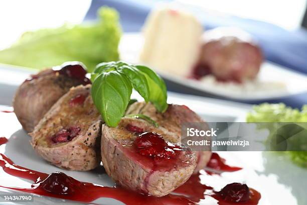 Carne De Ternera Con Mousse De Sésamo Foto de stock y más banco de imágenes de Albahaca - Albahaca, Alimento, Carne