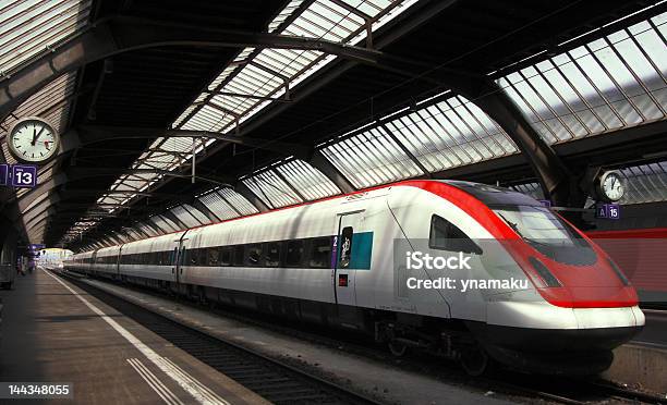 Estación De Tren Foto de stock y más banco de imágenes de Tren - Tren, Suiza, Estación - Edificio de transporte