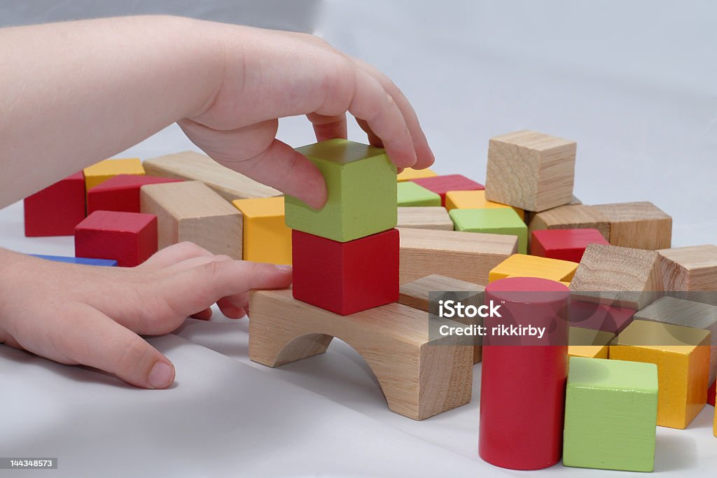 Ребенок здание с деревянными блоками - Стоковые фото 12-17 месяцев роялти-фри
