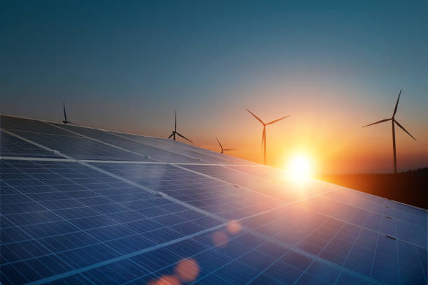 夕焼けの空の背景に風力タービンを持つソーラーパネル。太陽光発電、代替電源。持続可能な資源のコンセプト - renewable energy photography color image horizontal ストックフォトと画像