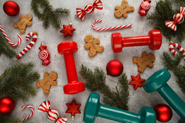 composition plate de noël avec haltères de gymnastique, biscuits homme en pain d’épice et décorations. - holiday healthy lifestyle weight christmas photos et images de collection