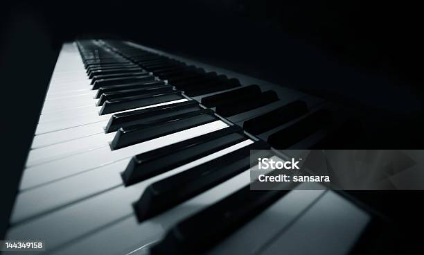 Piano De Cauda - Fotografias de stock e mais imagens de Branco - Branco, Cor preta, Escuro