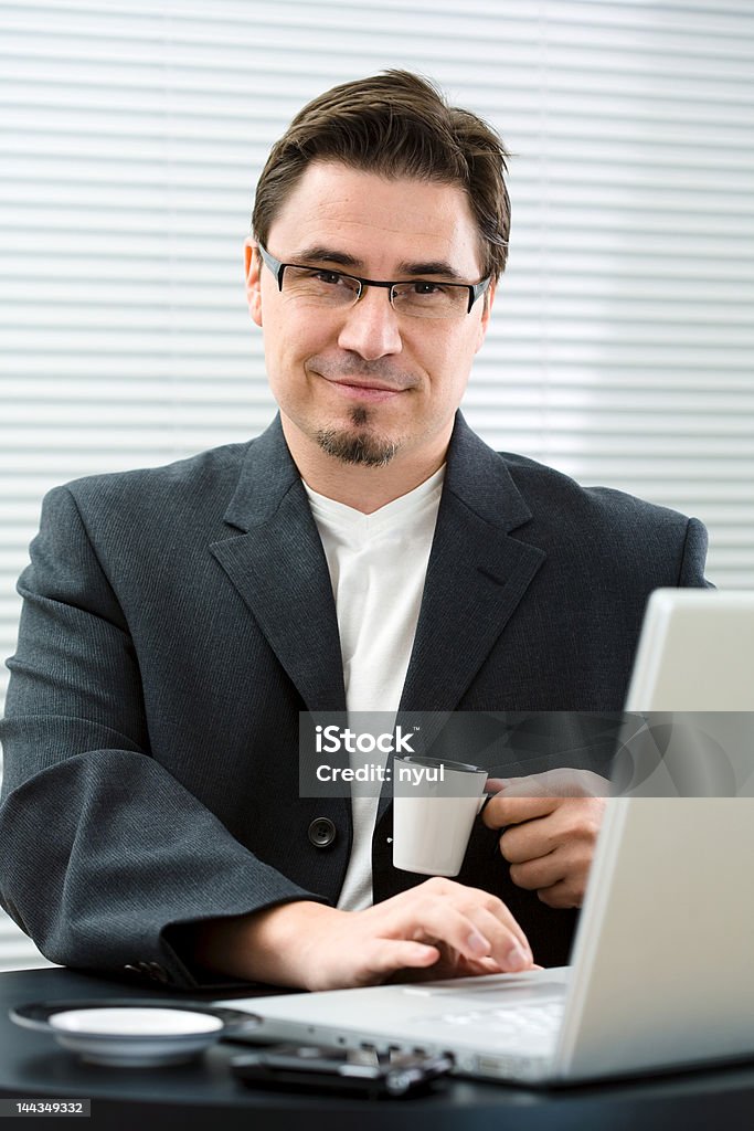 Homme d'affaires avec café - Photo de Bureau - Ameublement libre de droits