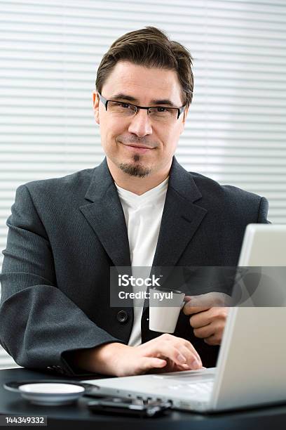 Photo libre de droit de Homme Daffaires Avec Café banque d'images et plus d'images libres de droit de Bureau - Ameublement - Bureau - Ameublement, Costume habillé, Sourire