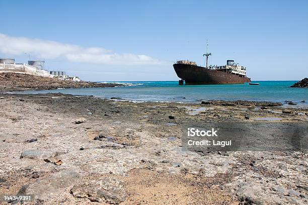 Foto de Naufrágio Do Navio Em Lanzarote e mais fotos de stock de Antigo - Antigo, Arruinado, Azul
