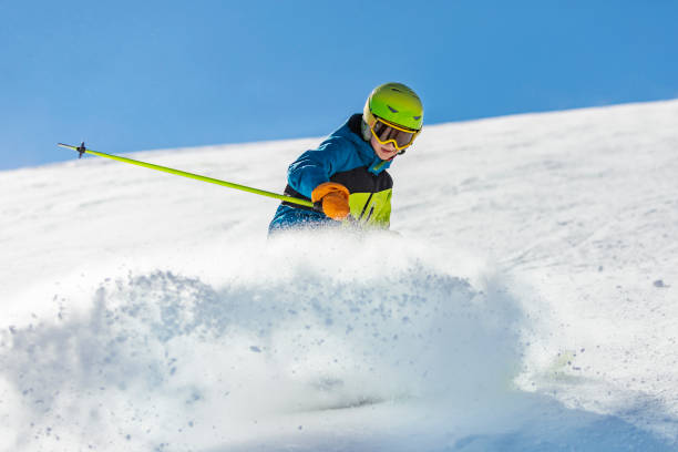 menino em idade escolar esquiando nas montanhas na estação de esqui - ski pole - fotografias e filmes do acervo