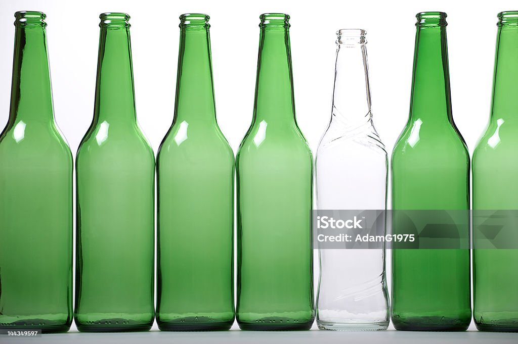Bouteilles de blanc et vert - Photo de Alcool libre de droits