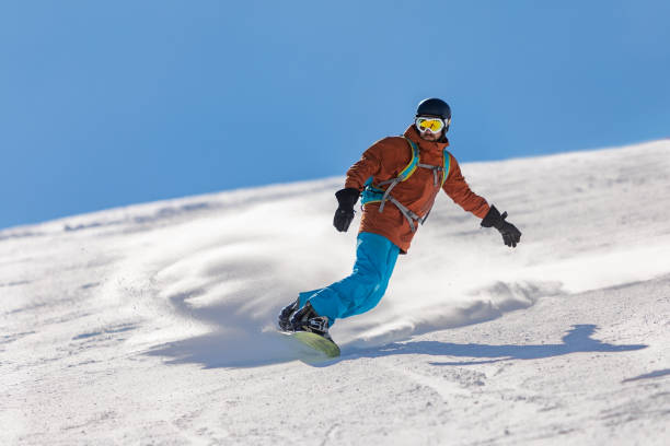 젊은 성인 남자 스키 리조트에서 산에서 스노우 보드 - snowboarding 뉴스 사진 이미지