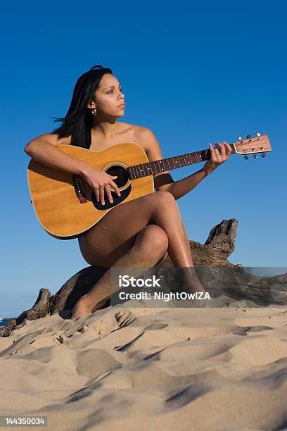 Guitarrista De Carne Foto de stock y más banco de imágenes de Clima tropical - Clima tropical, Playa, Actividades recreativas