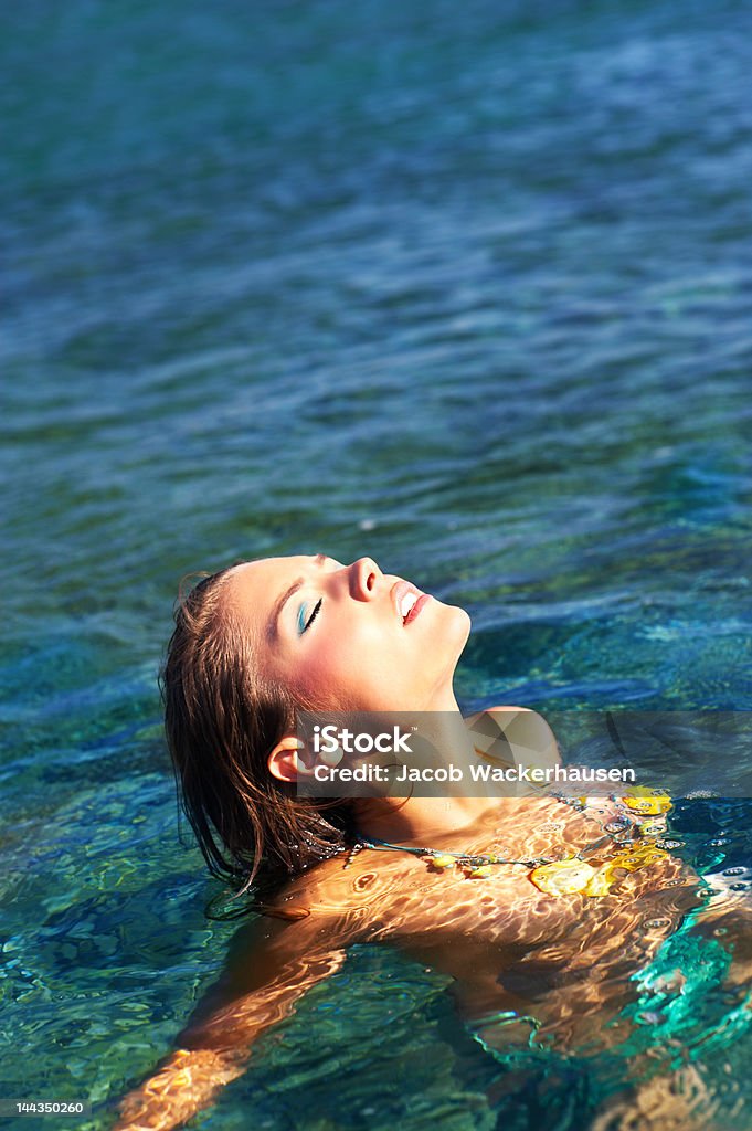 Bela jovem relaxante no mar - Foto de stock de 20 Anos royalty-free