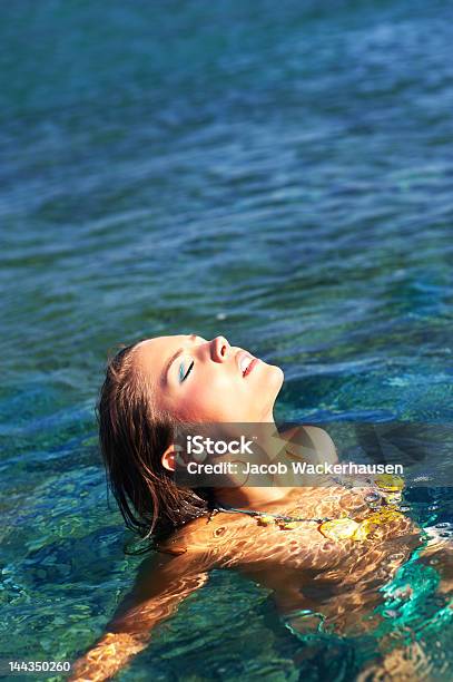 Foto de Bela Jovem Relaxante No Mar e mais fotos de stock de 20 Anos - 20 Anos, 20-24 Anos, Adulto