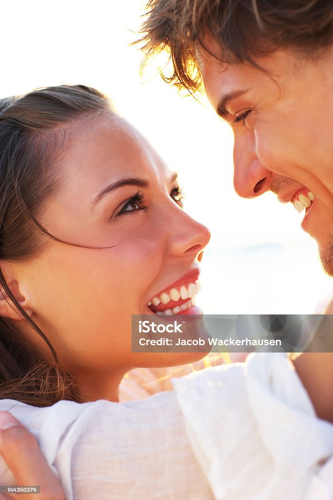 Close-up de um jovem Casal a olhar para cada um - Royalty-free Casal Foto de stock