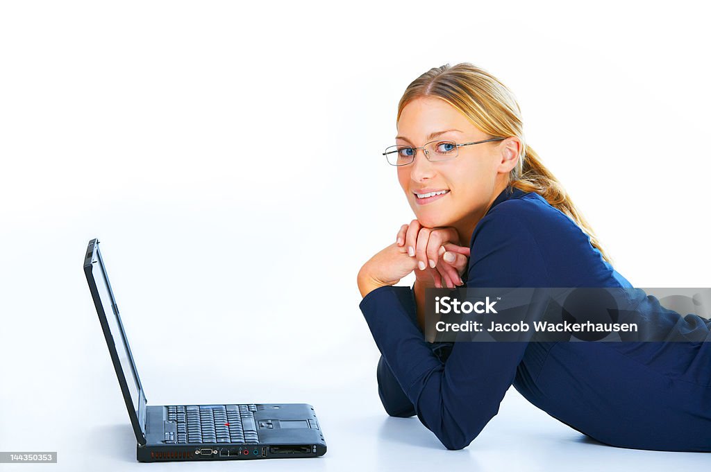 Empresaria situadas delante de una computadora portátil - Foto de stock de A la moda libre de derechos