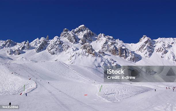 Esqui Nas Montanhas De Inverno - Fotografias de stock e mais imagens de Alpes Europeus - Alpes Europeus, Ao Ar Livre, Azul