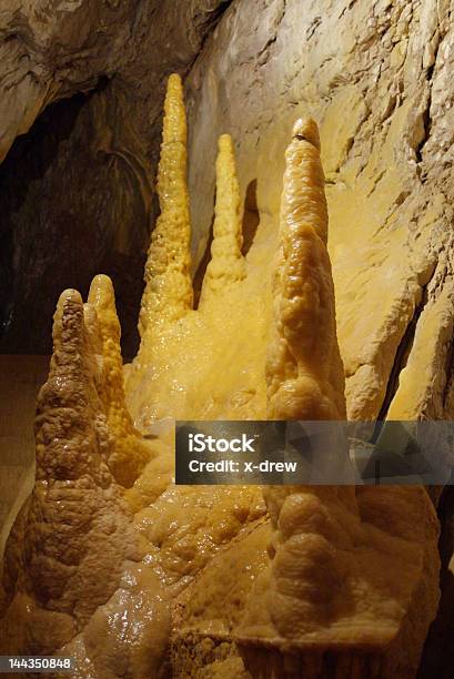 Divertido Estalagmitas En La Gruta Foto de stock y más banco de imágenes de Agua - Agua, Amarillo - Color, Bajo tierra